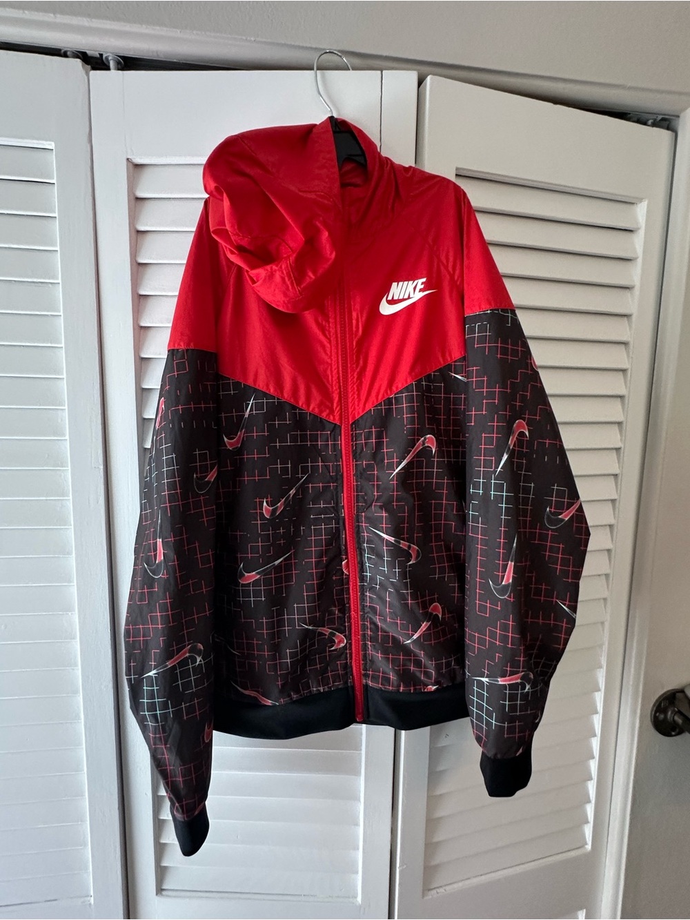 Nike Boys XL Red and Black Hooded Windbreaker Jacket EUC